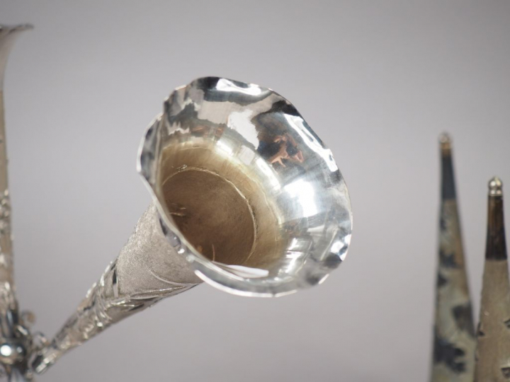 Ensemble de quatre vases soliflores en argent, finement décoré d'oisea