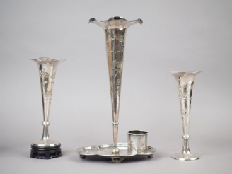 Vente aux enchères Grand vase soliflore en métal argenté reposant sur un terrasse polylob