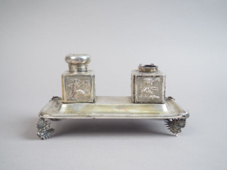 Vente aux enchères Encrier en argent, reposant sur quatre têtes de dragon.  Indochine, ve
