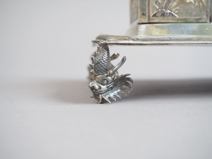 Encrier en argent, reposant sur quatre têtes de dragon.  Indochine, ve