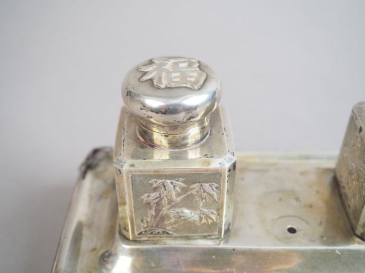 Encrier en argent, reposant sur quatre têtes de dragon.  Indochine, ve
