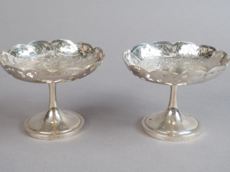 Vente aux enchères Paire de coupes sur piédouche en argent, à décor ajouré de fleurs et d