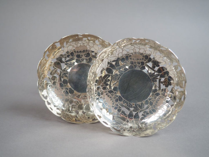 Paire de coupes sur piédouche en argent, à décor ajouré de fleurs et d