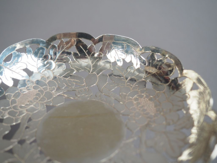 Paire de coupes sur piédouche en argent, à décor ajouré de fleurs et d
