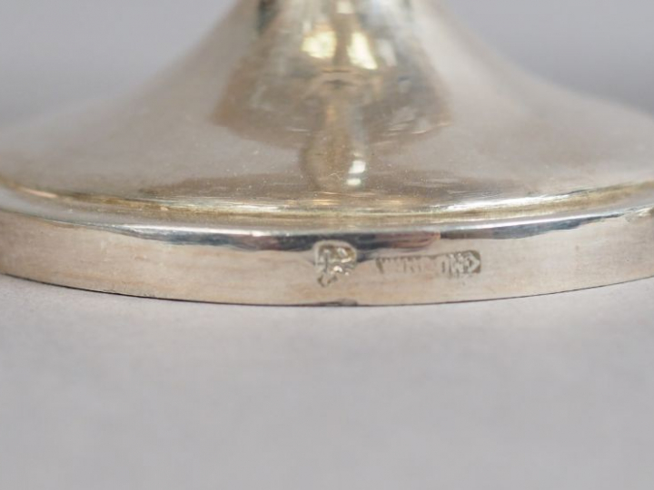 Paire de coupes sur piédouche en argent, à décor ajouré de fleurs et d