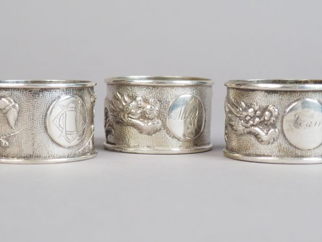 Trois ronds de serviette en argent, à décor de dragons pour deux d'ent