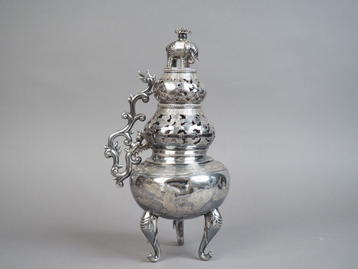 Brûle-parfum tripode en argent, à décor d'oiseaux, nuages et rinceaux 