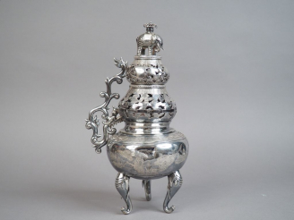 Vente aux enchères Brûle-parfum tripode en argent, à décor d'oiseaux, nuages et rinceaux 