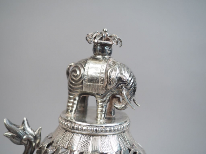 Brûle-parfum tripode en argent, à décor d'oiseaux, nuages et rinceaux 