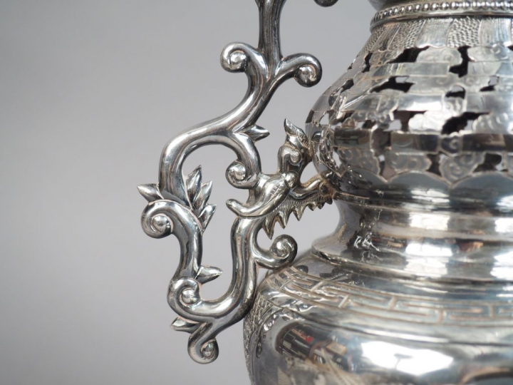Brûle-parfum tripode en argent, à décor d'oiseaux, nuages et rinceaux 