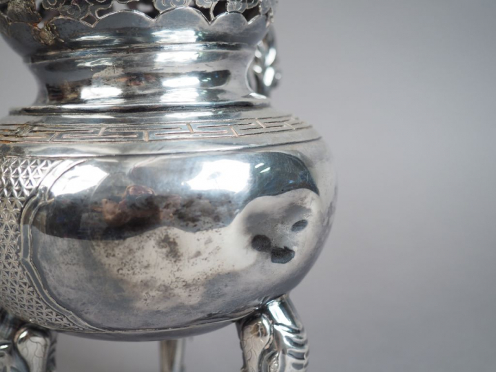 Brûle-parfum tripode en argent, à décor d'oiseaux, nuages et rinceaux 