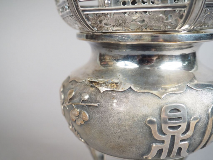 Brûle-parfum tripode en argent dont le couvercle est en forme de pagod