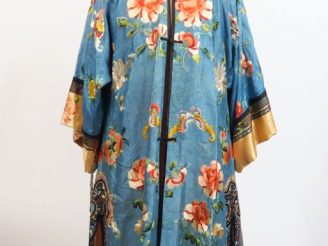 Vente aux enchères Robe en lin et satin de soie, à décor polychrome sur fond bleu de fleu