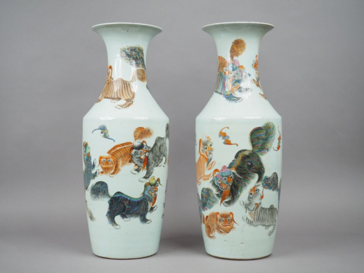 Paire de vases de forme balustre en porcelaine et émaux de la famille 