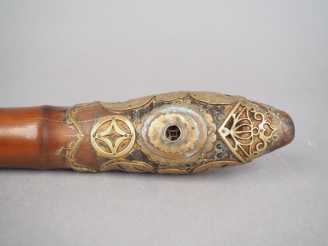Vente aux enchères Pipe en bambou ornée d'éléments en cuivre représentant chauve-souris e