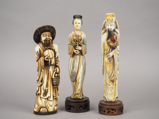 Vente aux enchères Ensemble comprenant trois statuettes en ivoires polychrome représentan
