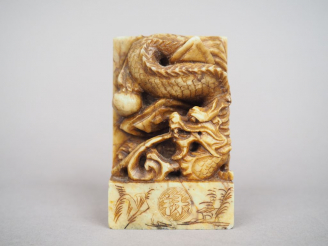 Vente aux enchères Sceau en stéatite sculpté d'un dragon.  Chine, XXème siècle. H. 8 cm
