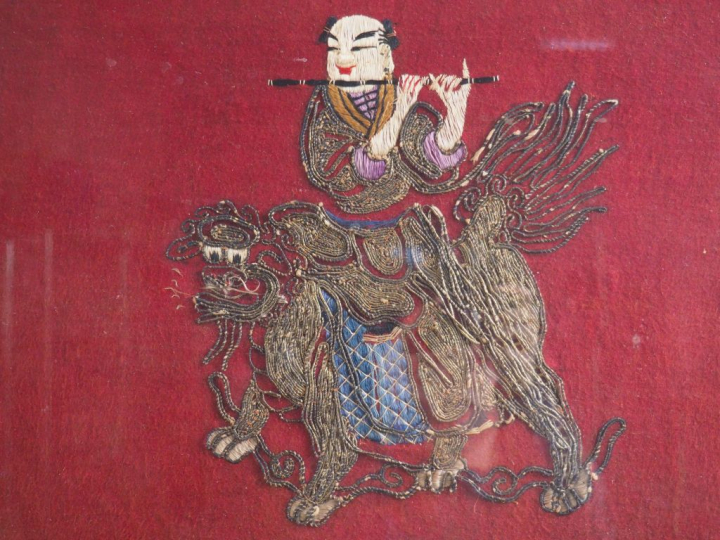 Bandeau (en trois panneaux) en satin de soie et lin brodé représentant