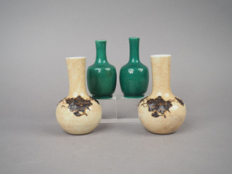 Vente aux enchères Ensemble comprenant deux paires de vases de maitrise en porcelaine et 