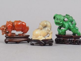 Vente aux enchères Ensemble comprenant :  - un cheval en stéatite - un lion en malachite 
