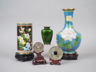 Vente aux enchères Ensemble comprenant :  - un vase cylindrique en émaux cloisonnés sur c