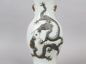 Vente aux enchères Vase de forme balustre en porcelaine et émail céladon craquelé, à déco