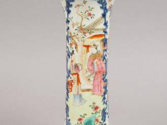Vente aux enchères Vase cornet en porcelaine et émaux de la famille rose, à décor en méda