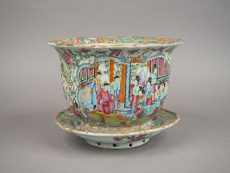 Vente aux enchères Jardinière et son support en porcelaine de Canton, à décor dans le sty