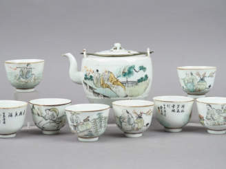 Vente aux enchères Théière et huit coupes à thé en porcelaine et émaux dans le style de l