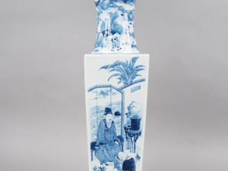 Vente aux enchères Grand vase de forme quadrangulaire en porcelaine blanche, à décor en b