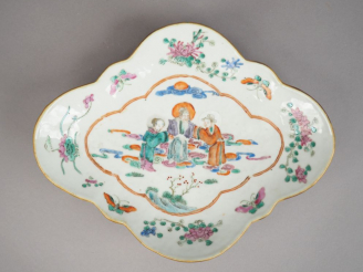 Vente aux enchères Ravier à bord polylobé en porcelaine et émaux de la famille rose, à dé