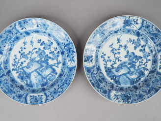 Vente aux enchères Paire de plats en porcelaine bleu blanc, à décor de faisans perchés su