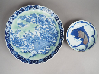 Vente aux enchères Grand plat en porcelaine d'Arita, à décor en bleu sur fond céldaon d'u