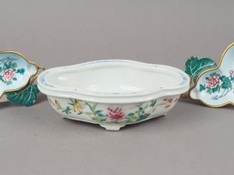 Vente aux enchères Lot comprenant :  - une petite jardinière en porcelaine et émaux de la