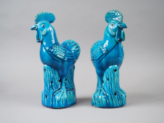Vente aux enchères Paire de coqs en biscuit émaillé bleu.  Chine, vers 1900. H. 30 cm  (q