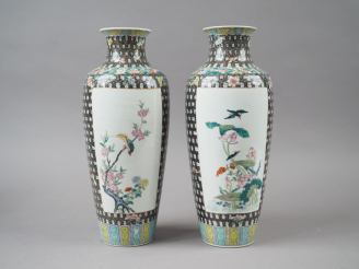 Vente aux enchères Paire de vases de forme ovoïde en porcelaine et émaux de la famille ro