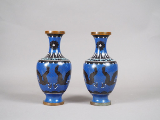 Vente aux enchères Paire de vases de forme balustre en cuivre et émaux cloisonnés, à déco