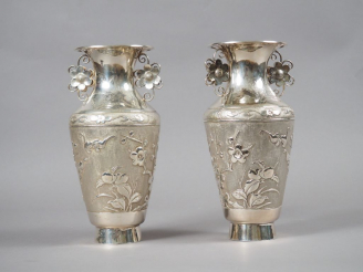 Vente aux enchères Paire de vase en métal argenté de forme balustre, à décor finement cis