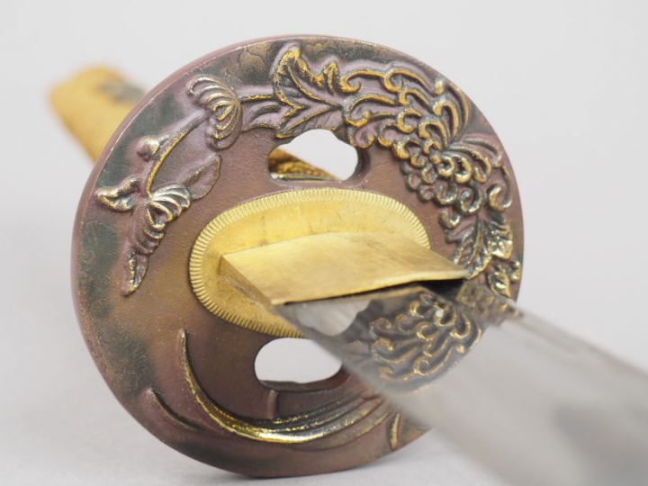 Copie d'un Katana à lame au mune souligné de chaque côté par une longu