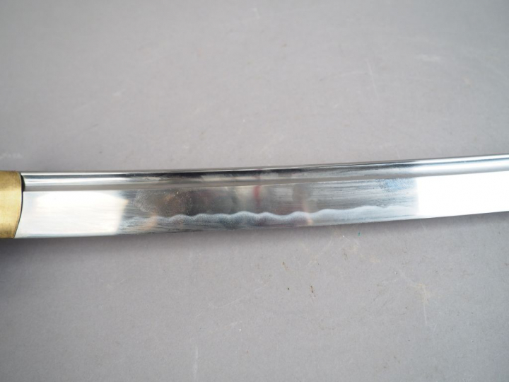 Copie d'un Katana à lame au mune souligné de chaque côté par une longu
