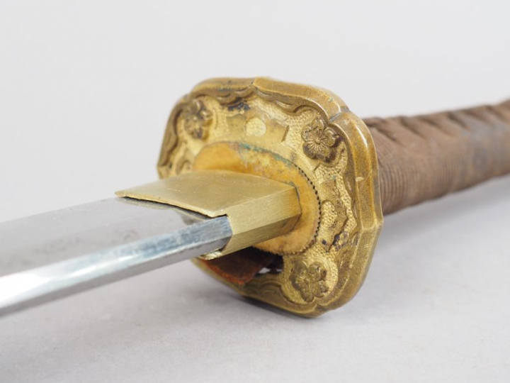 Katana à lame de type shinogi-zukuri, gunome hamon, nakago à un mekugi