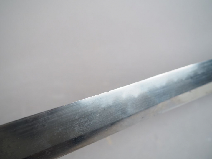 Katana à lame de type shinogi-zukuri, gunome hamon, nakago à un mekugi