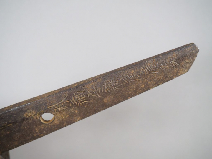 Wakizashi à lame shinogi-zukuri, gunome hamon peu lisible, nakago à un