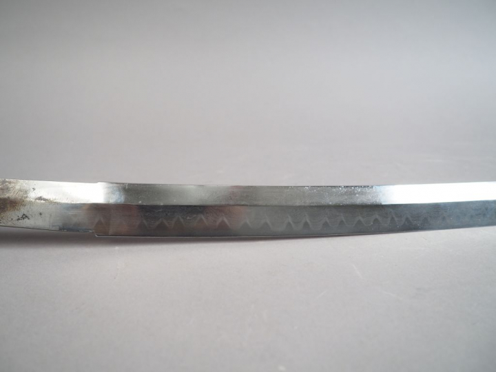 Lame de katana, de type shinogi-zukuri, à gunome hamon régulier et trè