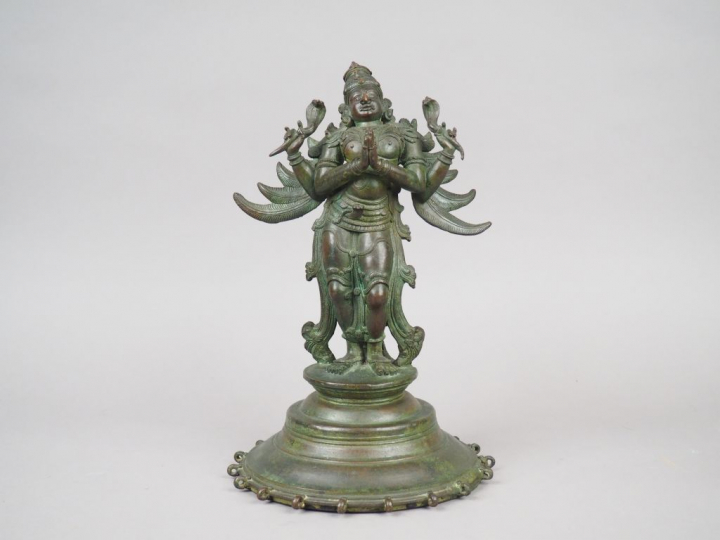 Statuette en bronze de patine verte représentant un Garouda antropomor
