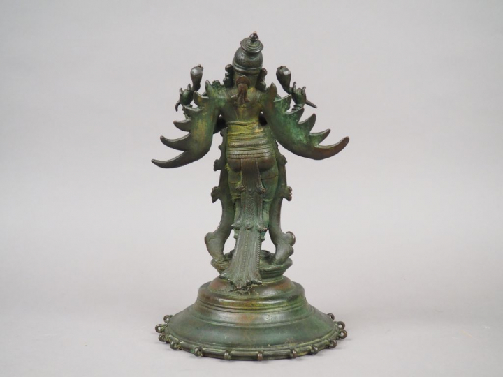 Statuette en bronze de patine verte représentant un Garouda antropomor