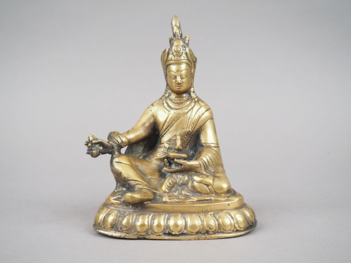 Statuette en bronze représentant un lamas tenant un vajra.  Tibet, deu