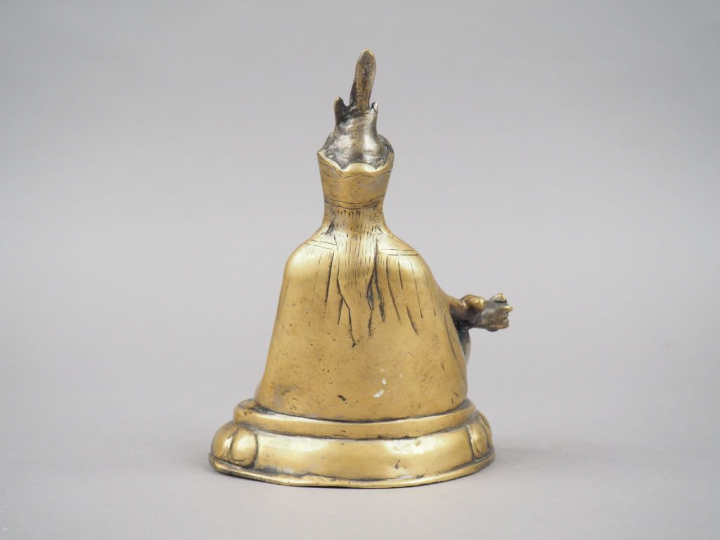 Statuette en bronze représentant un lamas tenant un vajra.  Tibet, deu