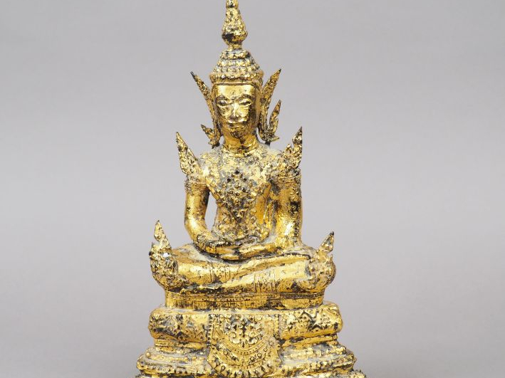 Statuette en bronze laqué et doré à la feuille représentant le bouddha