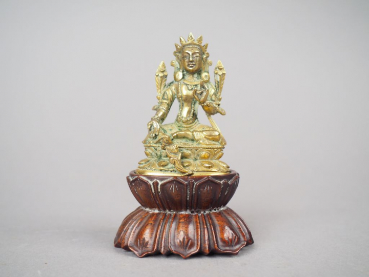 Statuette en bronze doré représentant une tara verte assise sur un lot